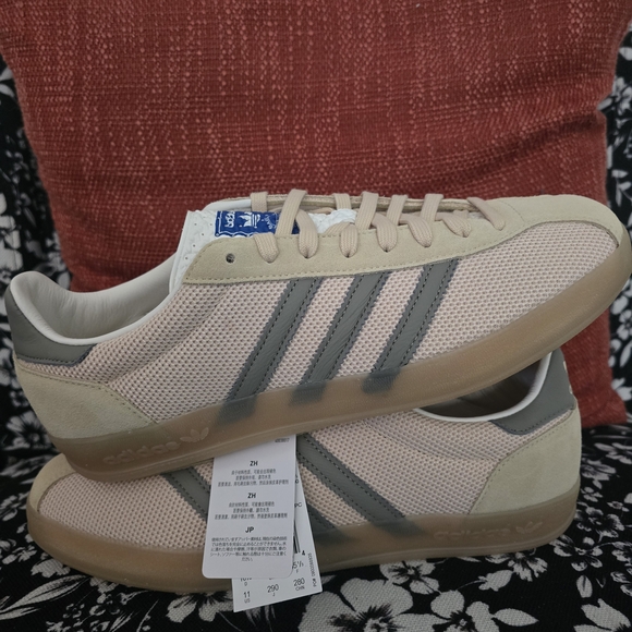 Adidas Beige Sneakers with Blue Logo - Picture 3 of 4